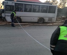 Свердловские автоинспекторы устанавливают обстоятельства ДТП с участием пассажирского автобуса