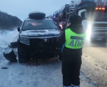 Сотрудники ГИБДД выясняют детали аварии в Белоярском районе, где из-за поломки грузовика пострадали три автомобиля