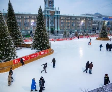 Екатеринбург начал готовиться к Новому году - строится каток и большая горка