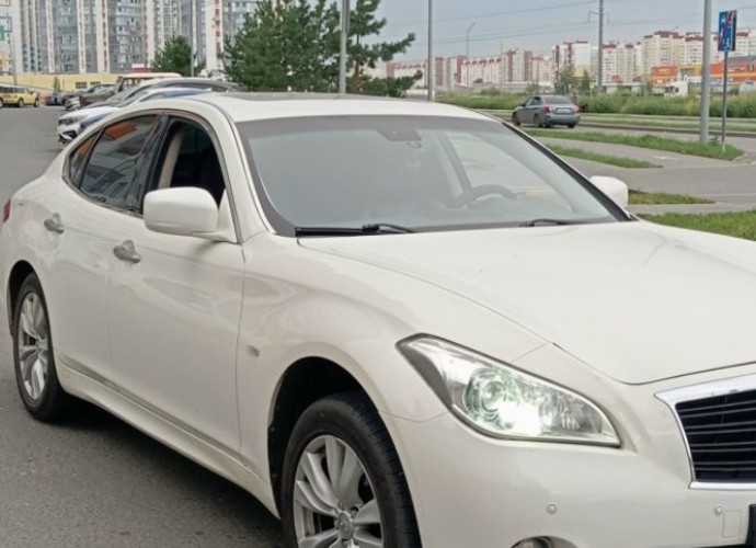 Infiniti M25, 2011