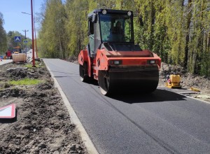 Сегодня ведется асфальтирование пешеходного тротуара по ул. Курчатова