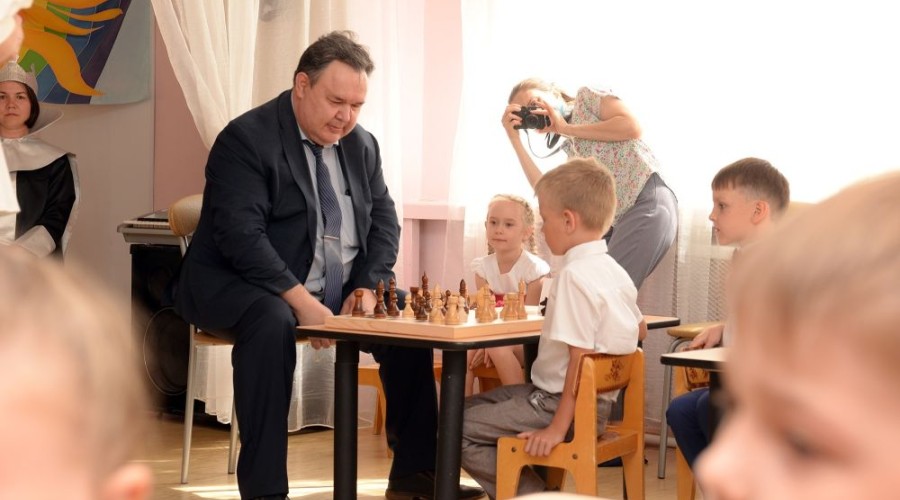 Раньше с ребятами из детсада Радуга играл в шахматы главный инженер БАЭС