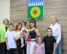 Знак отличия «Материнская доблесть» получила зареченка Марина НИКИТИНА