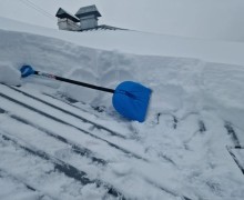 Продолжается активная фаза работ по уборке снега со скатных крыш!