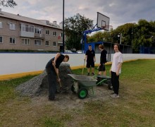 Курманские подростки самостоятельно устранили повреждение на корте