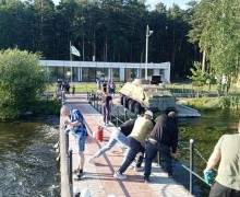 Ветераны ВМФ и морской пехоты привели в порядок памятный знак Памяти моряков России