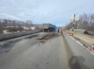 Будьте осторожны, передвигаясь по дорогам - асфальт тает вместе со снегом!