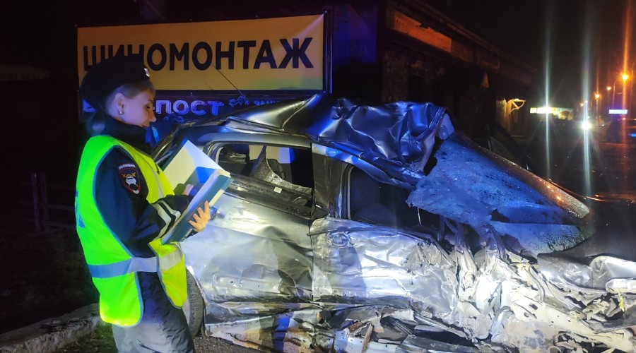 Сотрудники Госавтоинспекции Заречного устанавливают обстоятельства ДТП, в котором пострадал водитель