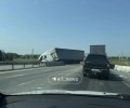 На трассе Екатеринбург — Тюмень грузовик съехал в дорожную яму