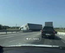 На трассе Екатеринбург — Тюмень грузовик съехал в дорожную яму