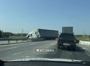 На трассе Екатеринбург — Тюмень грузовик съехал в дорожную яму