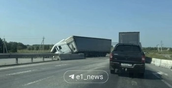 На трассе Екатеринбург — Тюмень грузовик съехал в дорожную яму