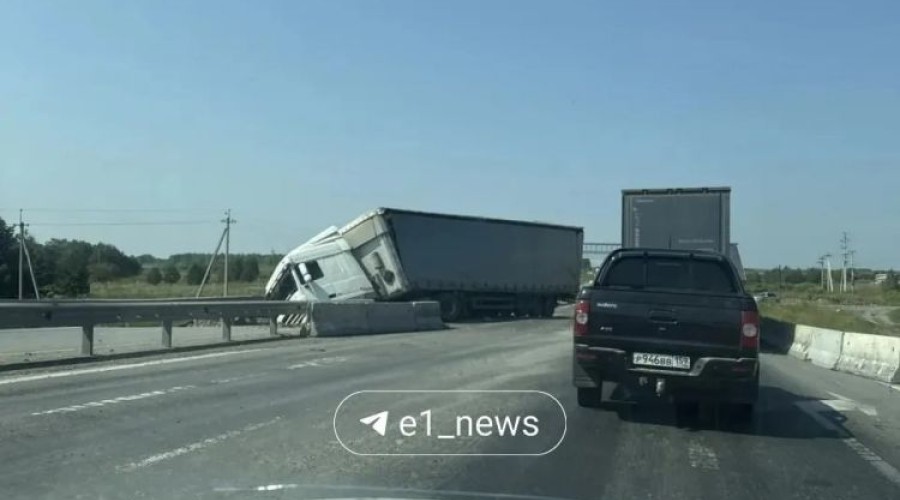 На трассе Екатеринбург — Тюмень грузовик съехал в дорожную яму