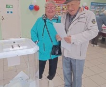 Избиратели старше 90 лет приходят на участки в Заречном