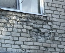 Жители Белоярского сообщили о разрушении стены дома из-за протечек кровли