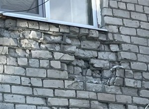 Жители Белоярского сообщили о разрушении стены дома из-за протечек кровли