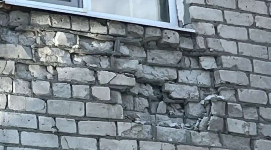 Жители Белоярского сообщили о разрушении стены дома из-за протечек кровли