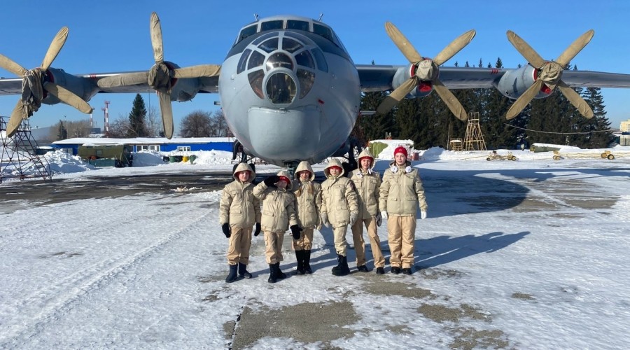 Торжественная клятва юнармейцев на военном аэродроме Кольцово