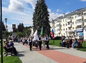 На площади перед ДК Ровесник началась общегородская линейка, посвящённая Дню знаний
