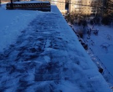 В связи с обильными снегопадами и образовавшимися переметами на крышах, проводим очистку периметра кровель от снега и надели!