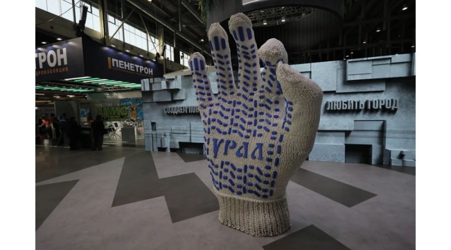 Новый арт-объект в виде 3-метровой строительной перчатки может появиться в Екатеринбурге