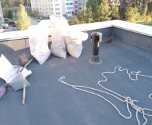 Коммунальщики Заречного провели сезонную чистку кровель