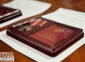 Андрей Захарцев передал награды участнику СВО и родным погибших бойцов