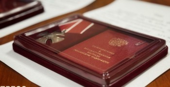 Андрей Захарцев передал награды участнику СВО и родным погибших бойцов