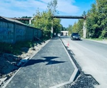 В Заречном вскрыли тротуар, уложенный меньше месяца назад