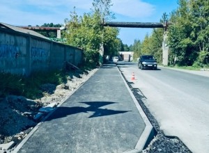 В Заречном вскрыли тротуар, уложенный меньше месяца назад