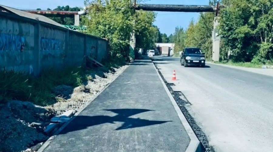 В Заречном вскрыли тротуар, уложенный меньше месяца назад