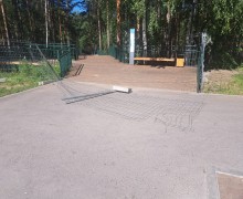 ПОЛОМАННОЕ ОГРАЖДЕНИЕ ОБНАРУЖИЛ подрядчик на каскадной лестнице