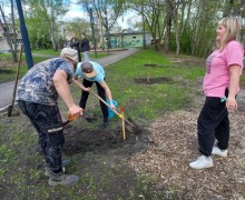 В субботу, 17 мая, в Курманском парке высадили яблоневую аллею