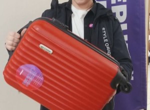 Обладатель главного приза акции Верный отличник зареченец Роман Потапов получил заслуженный сертификат