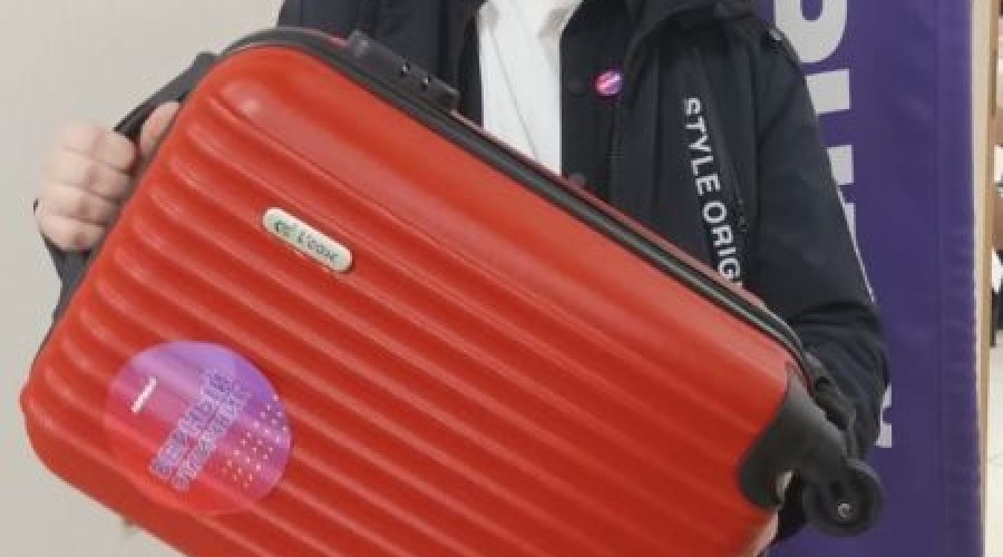 Обладатель главного приза акции Верный отличник зареченец Роман Потапов получил заслуженный сертификат