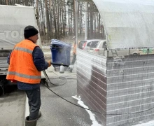 УК ДЕЗ помыла мусорные контейнерные площадки на площадках, за которые она отвечает