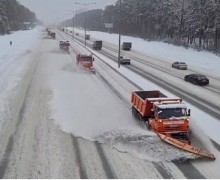 Для противогололёдной обработки на дороги Свердловской области вышла техника
