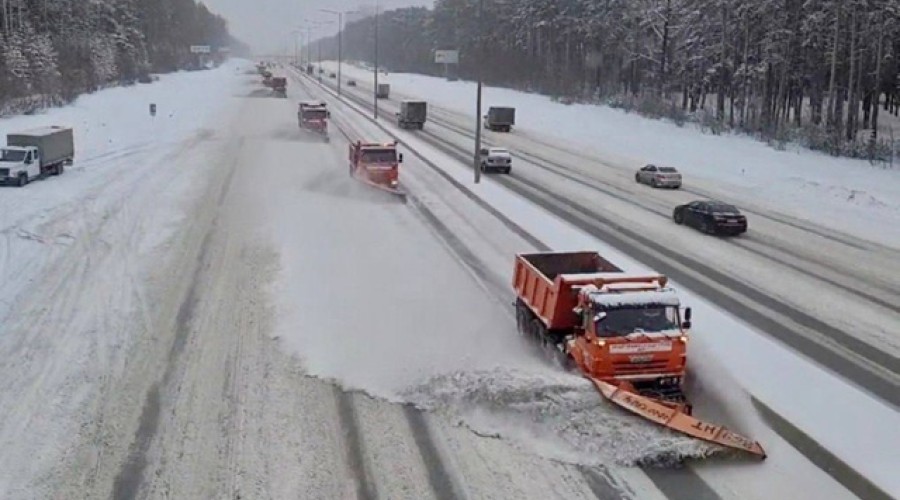Для противогололёдной обработки на дороги Свердловской области вышла техника
