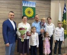 Супружеские пары из Заречного удостоены знака «Совет да любовь», многодетная мать — знака «Материнская доблесть»