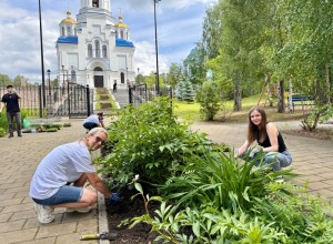 УралАЭР взяло шефство над территорией у Покровского храма в Заречном