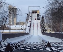 Екатеринбург начал готовиться к Новому году - строится каток и большая горка