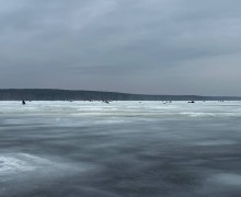 Мартовские рыбаки начали проваливаться под лед