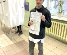 Впервые голосующим на выборах в Заречном вручают сувениры