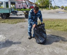 Жители Белореченского благоустроили территорию у мемориала ко Дню флага