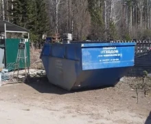 Если сегодня, не смотря на капризы погоды, вы всё же пойдёте на кладбище, обратите внимание - мусор можно и нужно выбрасывать в синей бункеры (на фото)