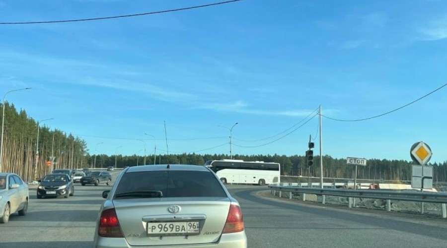 На эстакаде над большим перекрёстком в Заречном не работает светофор
