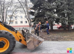 В сквере Победы полным ходом идёт весенняя уборка