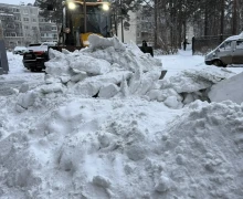 Осуществляется механизированная очистка и вывоз снега с придомовой территории