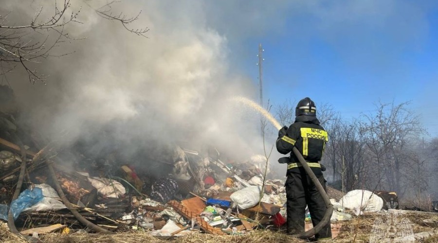 В минувшую пятницу в промзоне Белоярской АЭС горел мусор