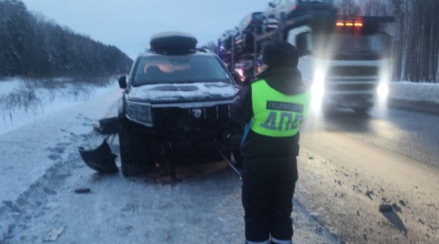 Сотрудники ГИБДД выясняют детали аварии в Белоярском районе, где из-за поломки грузовика пострадали три автомобиля